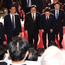 [포토] 국민의힘 의원들에게 인사하는 이재명 대통령