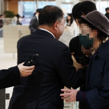 [포토] 취재진 밀치는 최은순 변호인