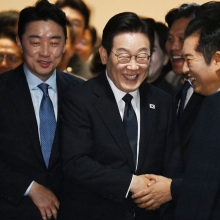 [포토] 정청래 대표와 인사하는 이재명 대표