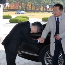 [포토] 국정원 들어서는 신성범 국회 정보위원장