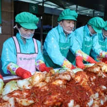 [포토] 김장하는 함영주 하나금융지주 회장