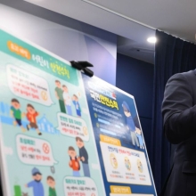 [포토] 호신용 경보기 설명하는 윤호중 장관