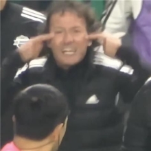 "인종차별"VS"보지 못했냐는 뜻"…전북 코치 손동작 논란 