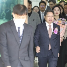 [포토] 퇴임식 마친 뒤 대검청사 나서는 노만석 직무대행