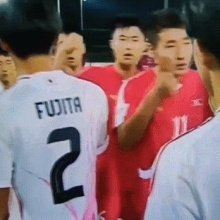 '하이파이브' 日 선수들 손바닥에 주먹질 '퍽퍽'…北 청소년 축구 비매너