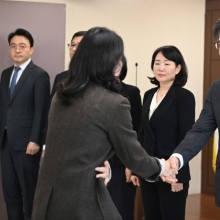 [포토] 직원들과 인사 나누는 박철우 신임 중앙지검장