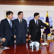 [포토] 기념촬영 거부하는 송언석 원내대표