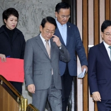 [포토] 회의장 들어서는 국민의힘 원내지도부