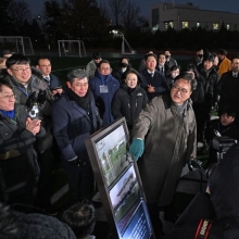 [포토] 우원식 국회의장, 12·3 비상계엄 다크투어 도슨트