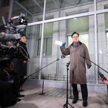 [포토] 계엄군 진입했던 국회 본관 233호 현장 설명하는 우원식 의장