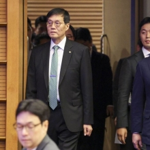 [포토] 세미나장 들어서는 최태원 회장-이창용 총재