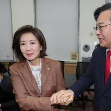 [포토] 나경원 의원 손잡은 송언석 원내대표