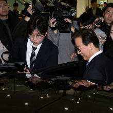 [포토] 사의 표명한 뒤 차량 탑승하는 전재수 장관