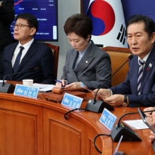 [포토] 정청래 "국민의힘, '베리 스트레인지'…내란 옹호 이해 안돼"