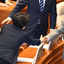 [포토] 여당 의원들과 인사하는 정동영