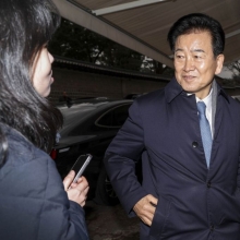 [포토] 취재진 질문 받는 정동영 통일부 장관