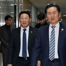 [포토] 의원총회 마치고 나서는 정청래