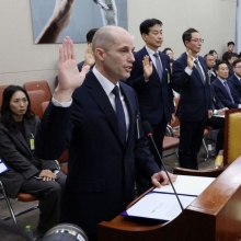 [포토] 증인 선서하는 해롤드 로저스 쿠팡 대표