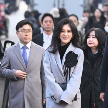 [포토] 밝은 모습으로 명동 쇼핑거리 찾은 이부진 위원장