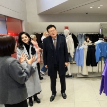 [포토] 데몬헌터스 의류 둘러보는 이부진 사장