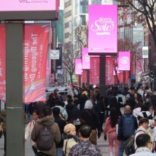 [포토] 북적이는 명동 쇼핑거리