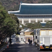 [포토] 검문검색 받는 청와대 이삿짐 차량