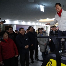 [포토] 오세훈 시장, 크리스마스 앞두고 서핑 체험