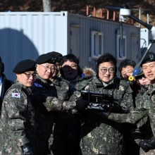 [포토] 드론 조종 체험하는 우원식 국회의장