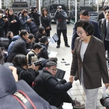 [포토] 인사청문회 준비 사무실로 들어서는 이혜훈 장관 후보자