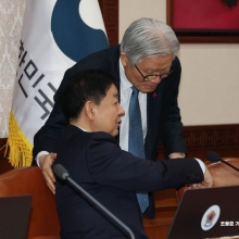 [포토] 대화하는 구윤철 부총리와 최동석 인사혁신처장 