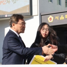 [포토] 학생들과 인사 나누는 정근식 서울교육감