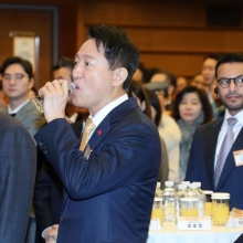 [포토] 나경원 의원 옆에서 물 마시는 오세훈 시장