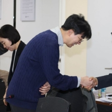 [포토] 위원들과 인사나누는 정구창 성평등부 차관