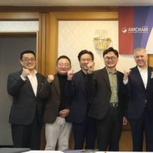 [포토] 기념촬영하는 김정관 장관과 제임스김 암참 회장