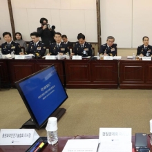 [포토] 윤호중 장관 발언듣는 유재성 경찰청장직무대행