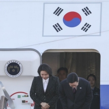 [포토] 출국에 앞서 인사하는 이재명 대통령