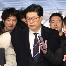 [포토] 법원청사 들어서는 김병주 MBK파트너스 회장