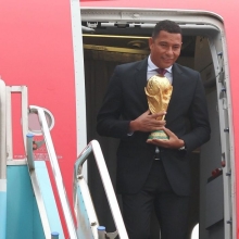 [포토] 브라질 전 축구 국대 지우베르투 시우바, 월트컵 오리지널 트로피 공개