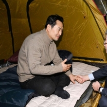 [포토] 유승민 '단식 6일차' 장동혁 찾아 "생각 달라도 머리 맞대야"