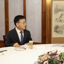 [포토] 김민석 총리, 박상진 산은 회장과 경제현안 간담회