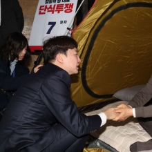 [포토] 이준석, 장동혁 단식농성장 방문…“공동 투쟁 방안 마련할 것”