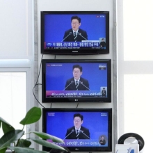 [포토] 대통령 기자회견 생중계 시청하는 국민의힘 당직자