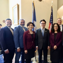 [포토] 미 하원의원들과 기념촬영하는 김민석 총리