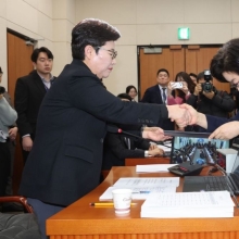 [포토] 선서문 제출하는 이혜훈 후보자