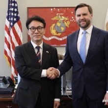 [포토] 미 밴스 부통령과 악수하는 김민석 총리