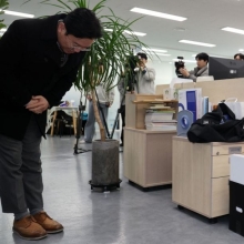 [포토] 김영훈 장관, '아이에게도 정중하게'