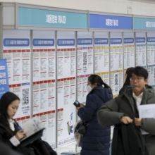 [포토] 채용게시판 보는 청년 구직자들