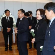 [포토] 이해찬 전 총리 빈소 조문하는 김재연 진보당 대표