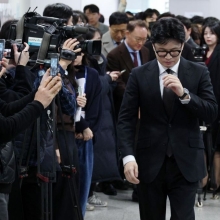 [포토] 기자회견장 들어서는 한동훈