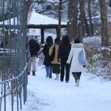 [포토] 눈 밟으며 출근하는 직장인들